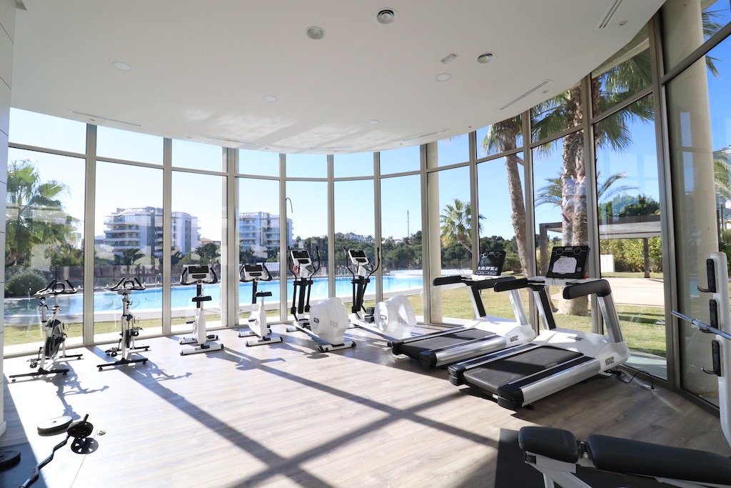 VILLAMARTÍN – APARTAMENTO DE LUJO CON 3 DORMITORIOS, TERRAZA ACRISTALADA, GARAJE, SPA, GIMNASIO Y A SOLO 2 KM DEL MAR