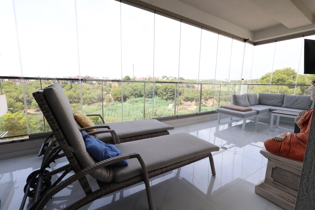 VILLAMARTÍN – APARTAMENTO DE LUJO CON 3 DORMITORIOS, TERRAZA ACRISTALADA, GARAJE, SPA, GIMNASIO Y A SOLO 2 KM DEL MAR