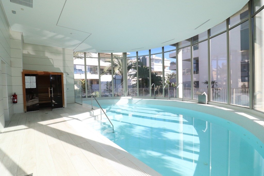 VILLAMARTÍN – APARTAMENTO DE LUJO CON 3 DORMITORIOS, TERRAZA ACRISTALADA, GARAJE, SPA, GIMNASIO Y A SOLO 2 KM DEL MAR