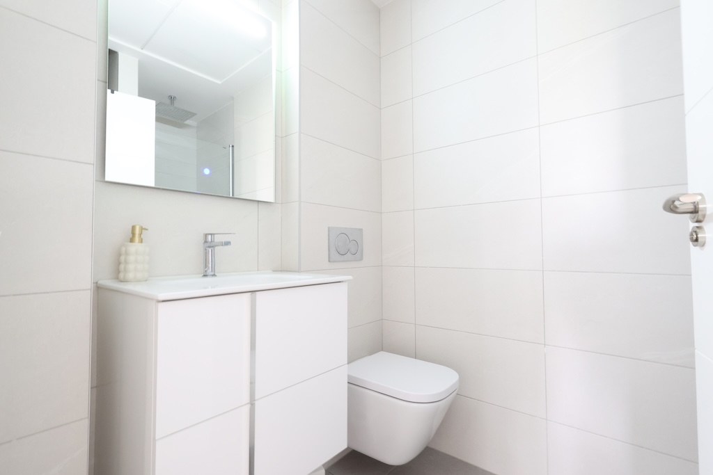 VILLAMARTÍN – APARTAMENTO DE LUJO CON 3 DORMITORIOS, TERRAZA ACRISTALADA, GARAJE, SPA, GIMNASIO Y A SOLO 2 KM DEL MAR