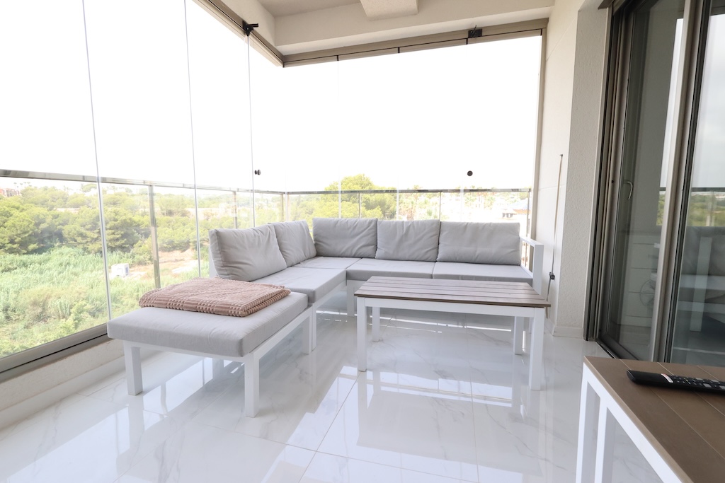 VILLAMARTÍN – APARTAMENTO DE LUJO CON 3 DORMITORIOS, TERRAZA ACRISTALADA, GARAJE, SPA, GIMNASIO Y A SOLO 2 KM DEL MAR