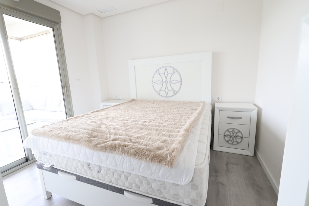 VILLAMARTÍN – APARTAMENTO DE LUJO CON 3 DORMITORIOS, TERRAZA ACRISTALADA, GARAJE, SPA, GIMNASIO Y A SOLO 2 KM DEL MAR