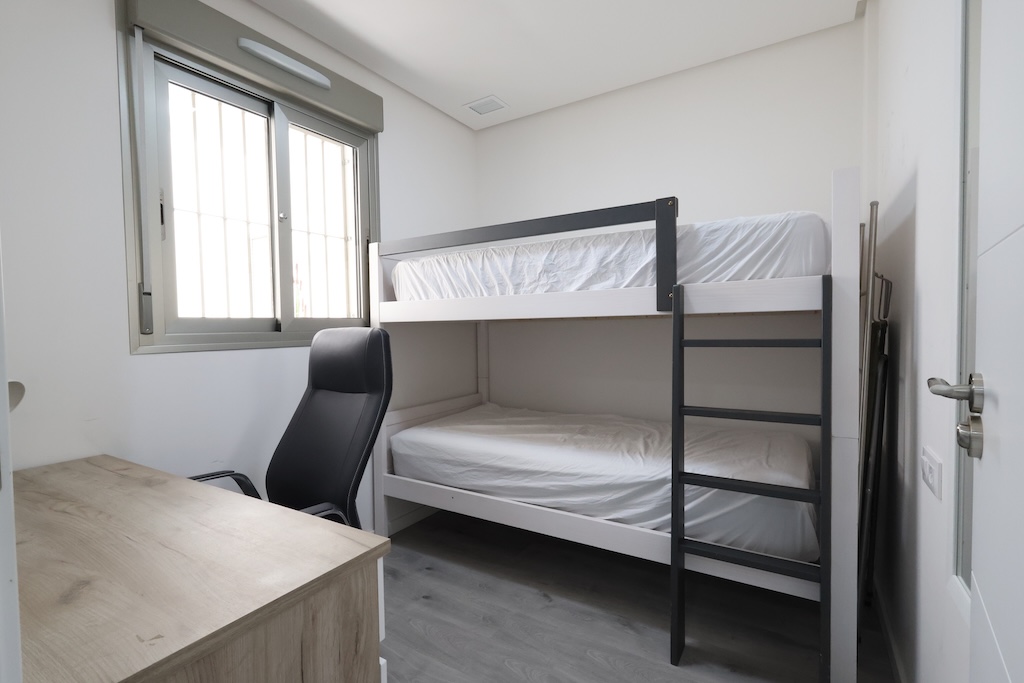 VILLAMARTÍN – APARTAMENTO DE LUJO CON 3 DORMITORIOS, TERRAZA ACRISTALADA, GARAJE, SPA, GIMNASIO Y A SOLO 2 KM DEL MAR