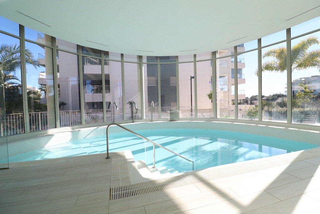VILLAMARTÍN – APARTAMENTO DE LUJO CON 3 DORMITORIOS, TERRAZA ACRISTALADA, GARAJE, SPA, GIMNASIO Y A SOLO 2 KM DEL MAR