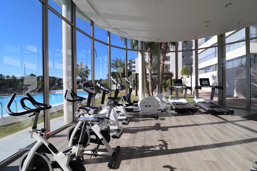 VILLAMARTÍN – APARTAMENTO DE LUJO CON 3 DORMITORIOS, TERRAZA ACRISTALADA, GARAJE, SPA, GIMNASIO Y A SOLO 2 KM DEL MAR