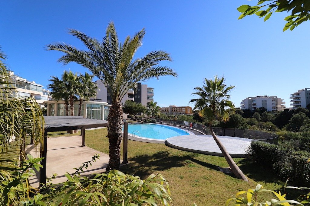 VILLAMARTÍN – APARTAMENTO DE LUJO CON 3 DORMITORIOS, TERRAZA ACRISTALADA, GARAJE, SPA, GIMNASIO Y A SOLO 2 KM DEL MAR