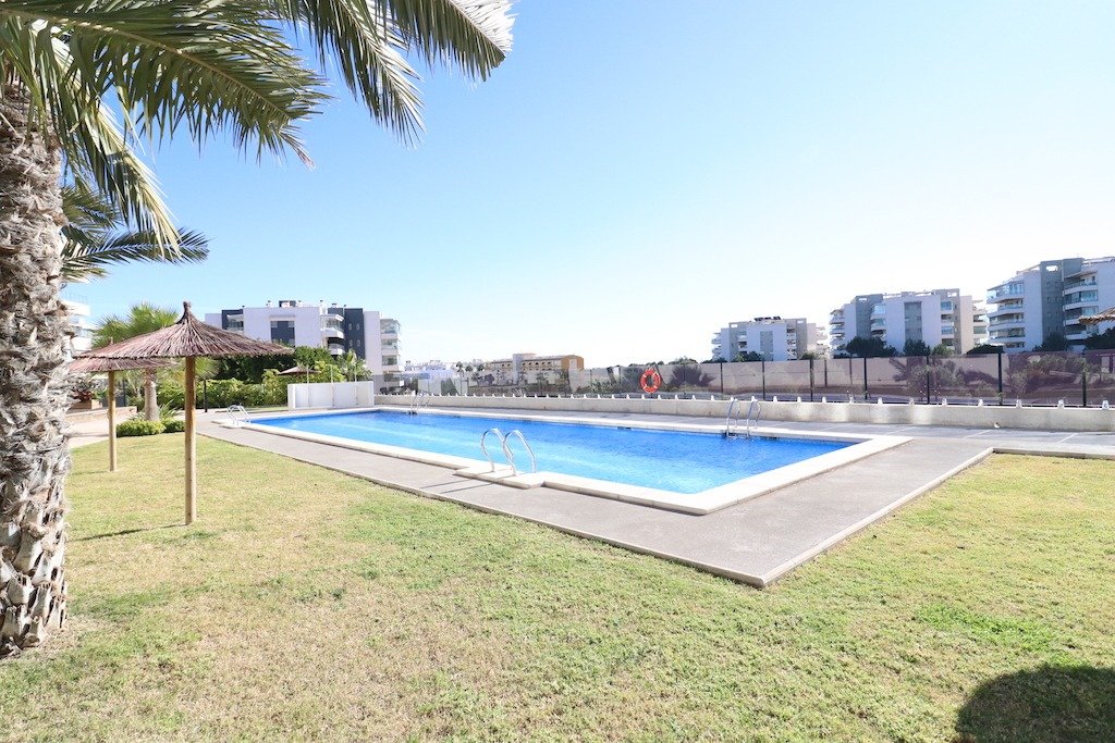 VILLAMARTÍN – APARTAMENTO DE LUJO CON 3 DORMITORIOS, TERRAZA ACRISTALADA, GARAJE, SPA, GIMNASIO Y A SOLO 2 KM DEL MAR