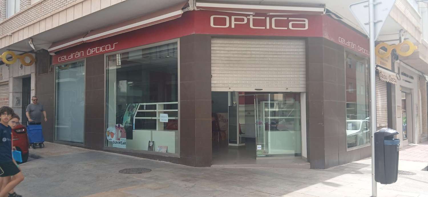 托雷维耶哈市中心拐角处的商业场所，设有4个橱窗和高品质装修