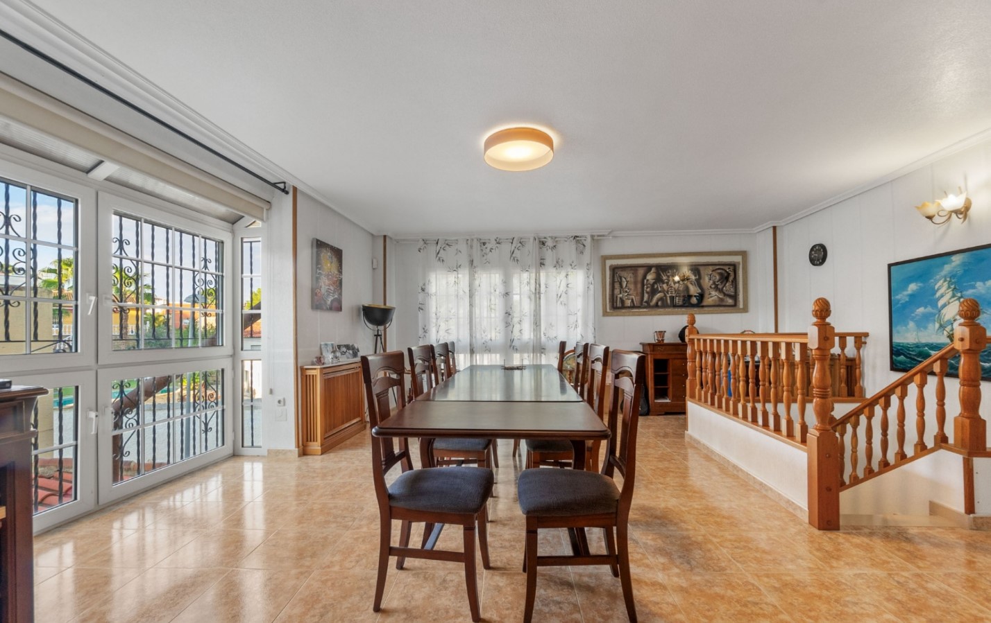 SPEKTAKULÆR FRITTSTÅENDE VILLA MED PRIVAT BASSENG, DOBBEL GARASJE OG STOR TOMT PÅ BALKONGENE