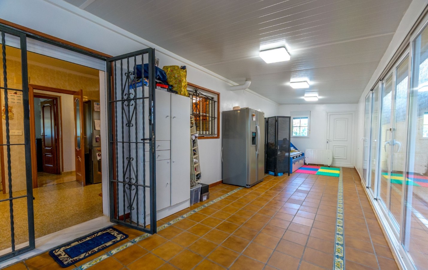 SPEKTAKULÆR FRITTSTÅENDE VILLA MED PRIVAT BASSENG, DOBBEL GARASJE OG STOR TOMT PÅ BALKONGENE
