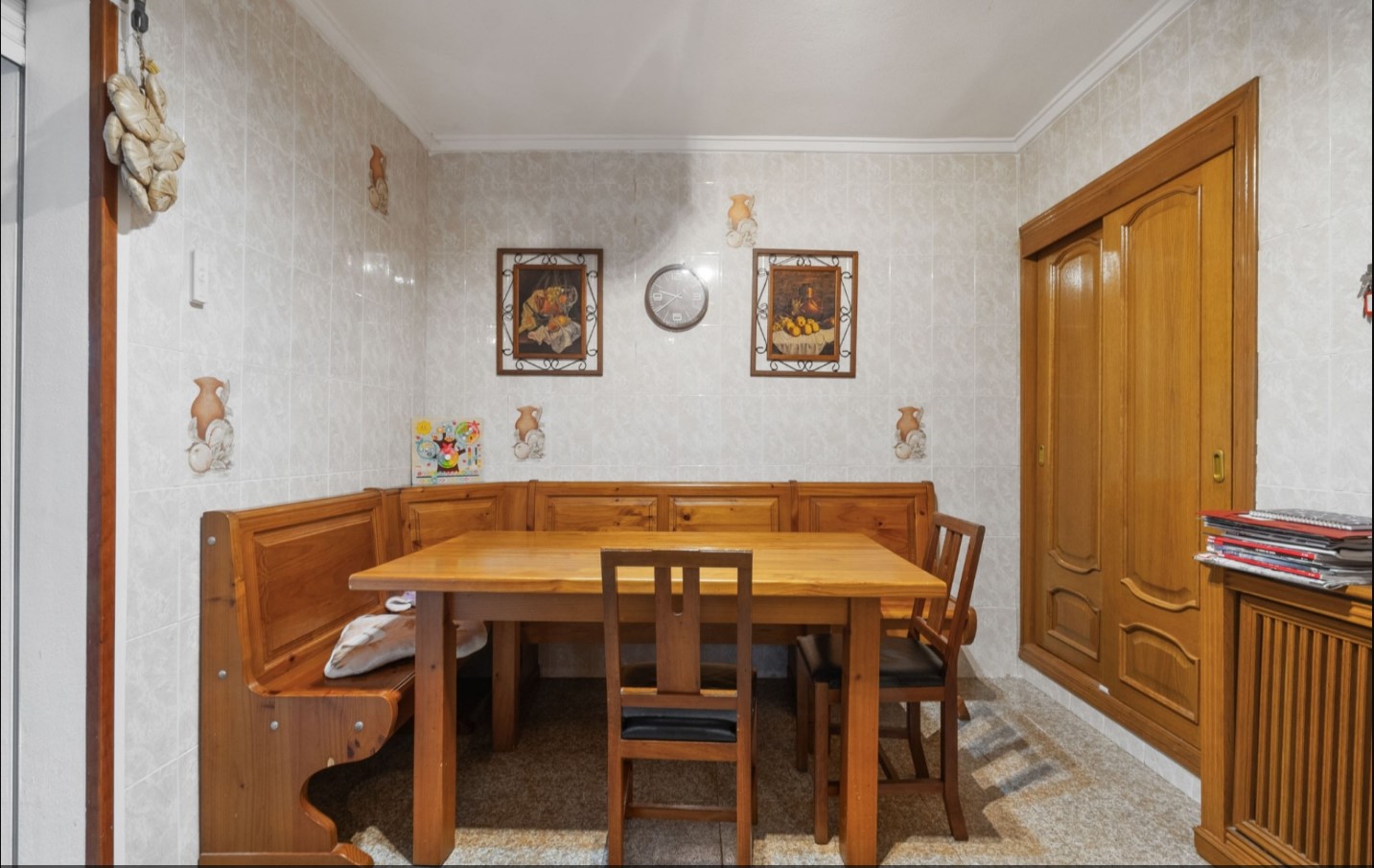 SPEKTAKULÆR FRITTSTÅENDE VILLA MED PRIVAT BASSENG, DOBBEL GARASJE OG STOR TOMT PÅ BALKONGENE