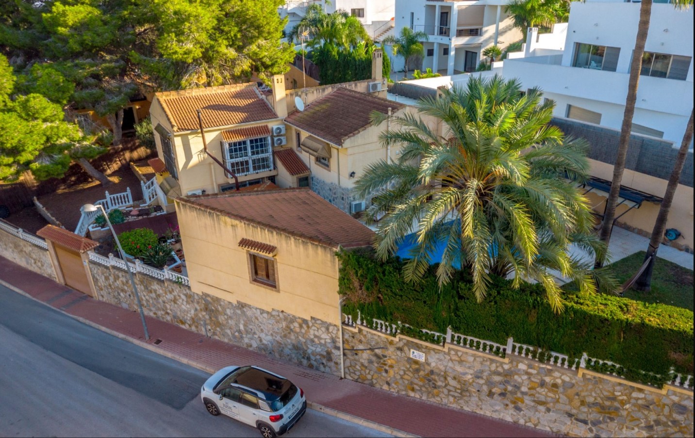 SPEKTAKULÆR FRITTSTÅENDE VILLA MED PRIVAT BASSENG, DOBBEL GARASJE OG STOR TOMT PÅ BALKONGENE
