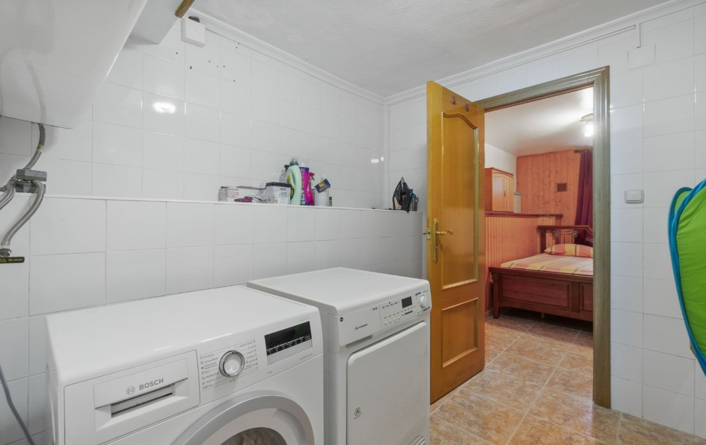 SPEKTAKULÆR FRITTSTÅENDE VILLA MED PRIVAT BASSENG, DOBBEL GARASJE OG STOR TOMT PÅ BALKONGENE