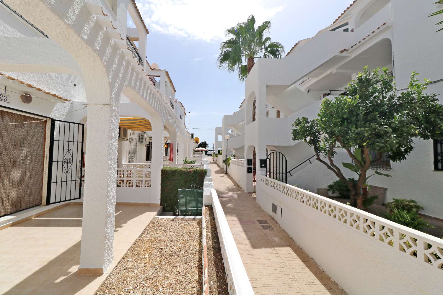 BUNGALOW DE 3 DORMITORIOS CON AMPLIA TERRAZA A 50 METROS DEL MAR EN EL ACEQUIÓN – LOS NÁUFRAGOS