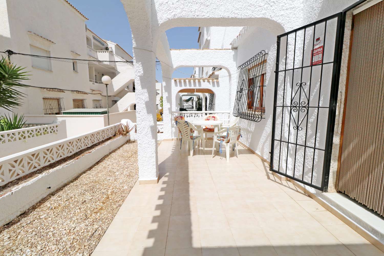 BUNGALOW DE 3 DORMITORIOS CON AMPLIA TERRAZA A 50 METROS DEL MAR EN EL ACEQUIÓN – LOS NÁUFRAGOS
