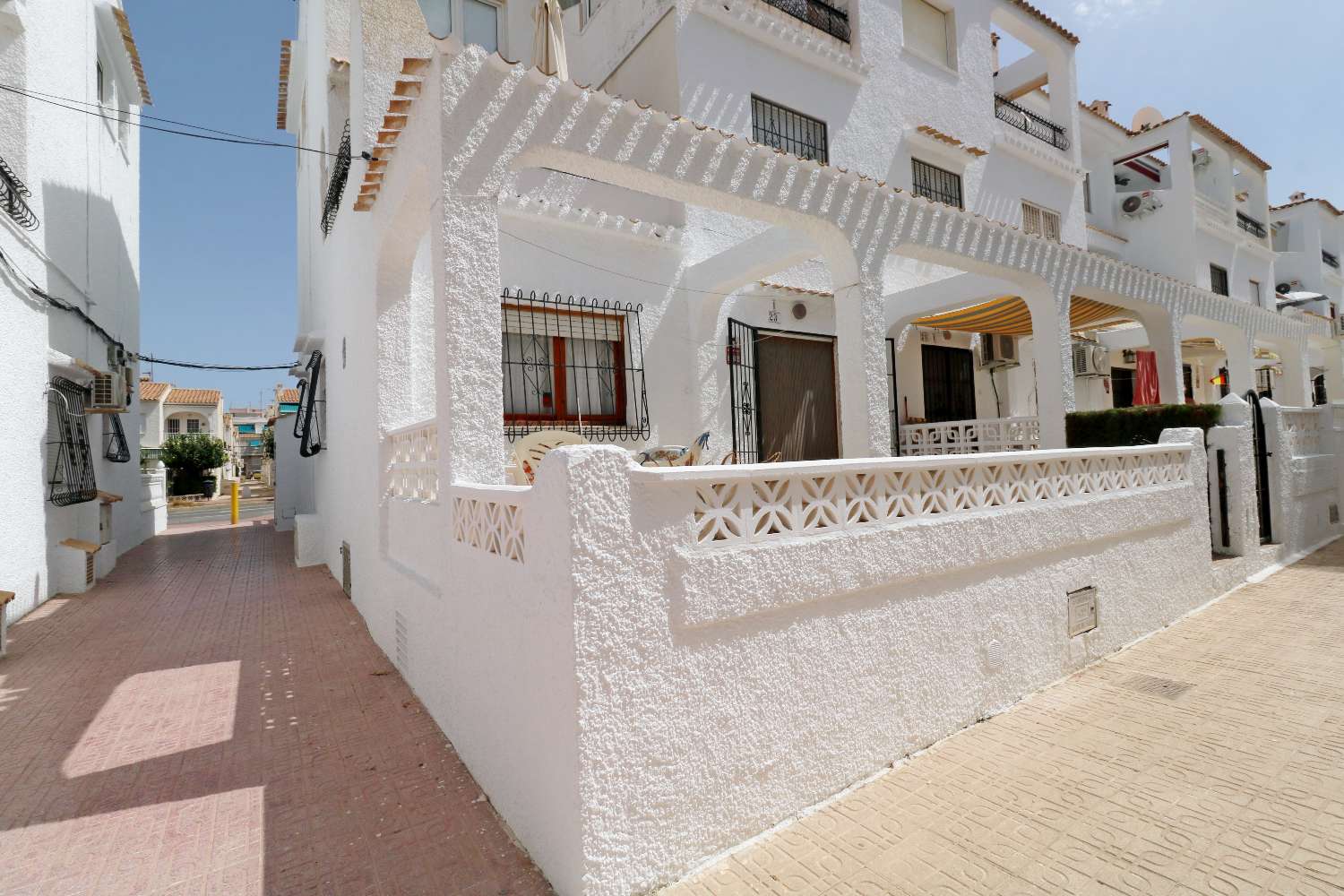 BUNGALOW DE 3 DORMITORIOS CON AMPLIA TERRAZA A 50 METROS DEL MAR EN EL ACEQUIÓN – LOS NÁUFRAGOS