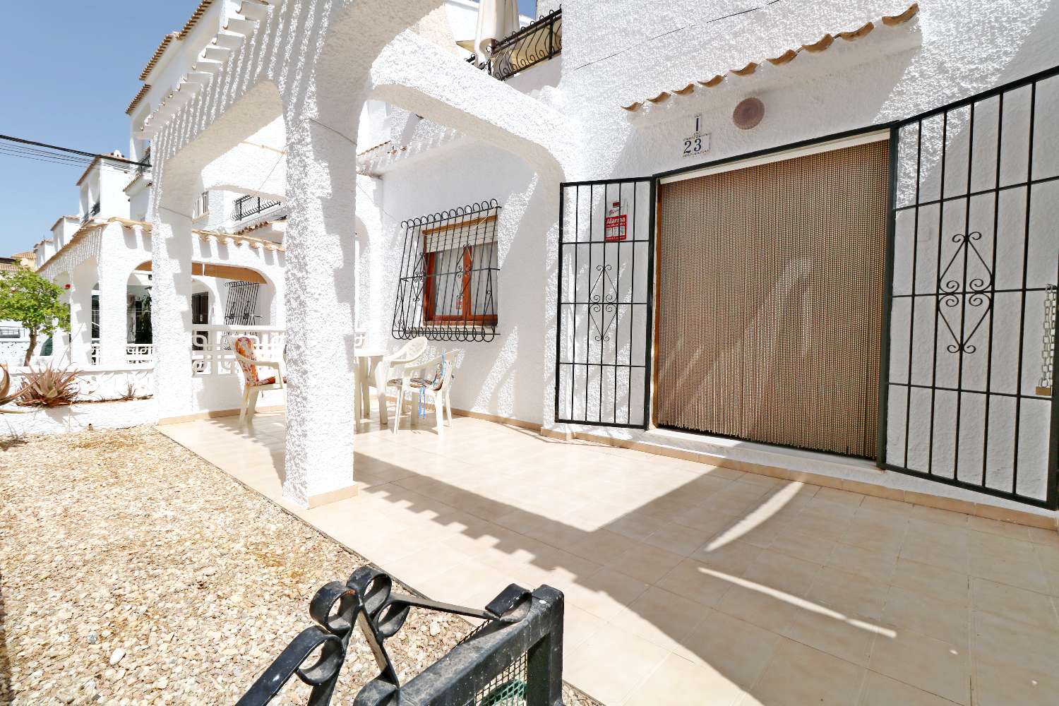 BUNGALOW DE 3 DORMITORIOS CON AMPLIA TERRAZA A 50 METROS DEL MAR EN EL ACEQUIÓN – LOS NÁUFRAGOS
