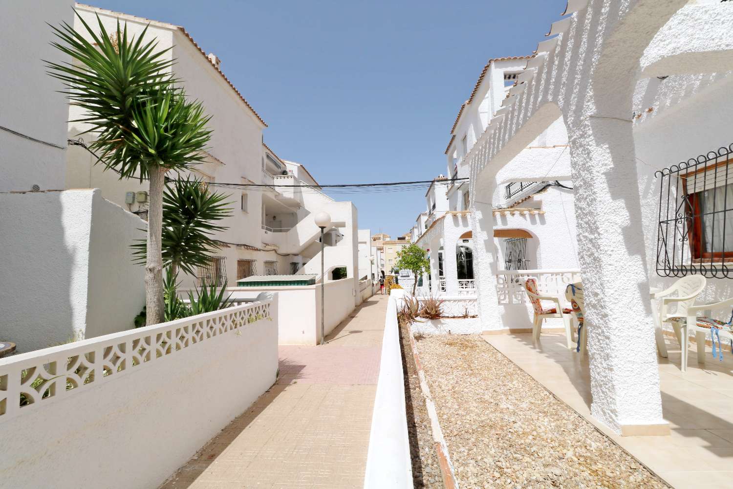 BUNGALOW DE 3 DORMITORIOS CON AMPLIA TERRAZA A 50 METROS DEL MAR EN EL ACEQUIÓN – LOS NÁUFRAGOS