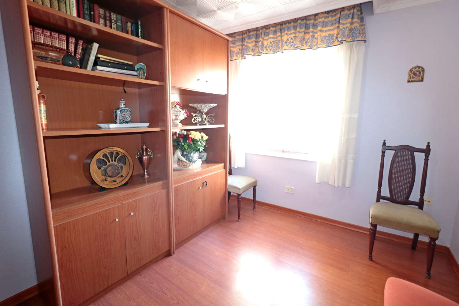 APARTAMENTO DE 3 DORMITORIOS JUNTO AL PUERTO DE TORREVIEJA, VISTAS LATERALES AL MAR Y EXCELENTE UBICACIÓN