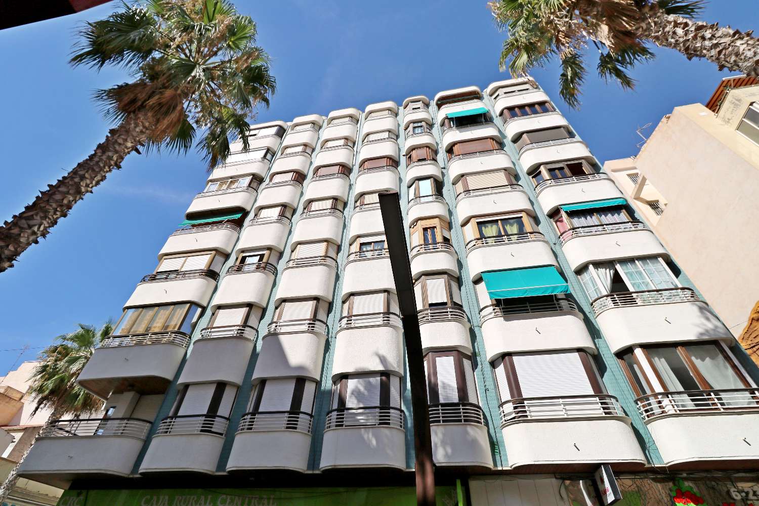 APARTAMENTO DE 3 DORMITORIOS JUNTO AL PUERTO DE TORREVIEJA, VISTAS LATERALES AL MAR Y EXCELENTE UBICACIÓN