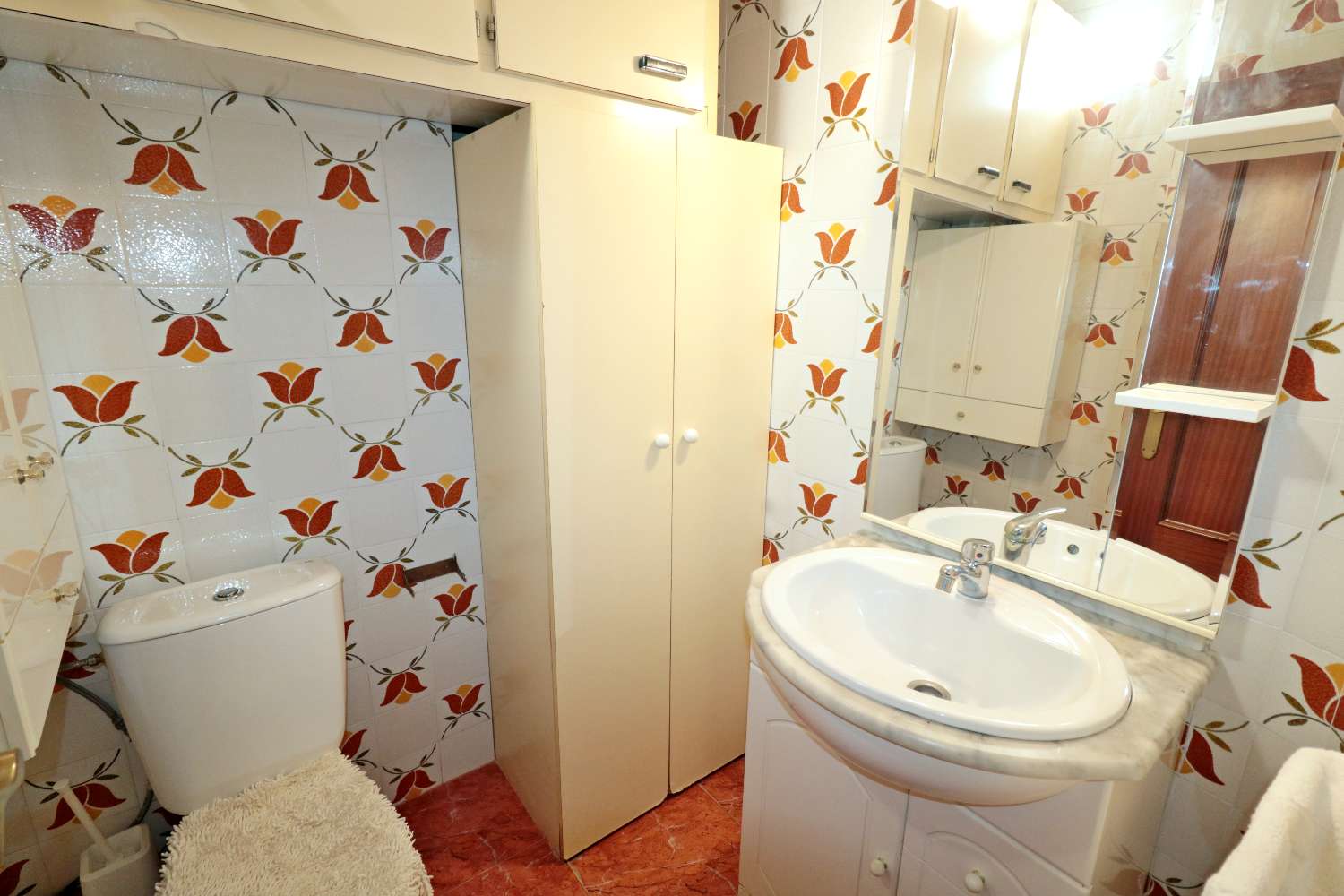 APARTAMENTO DE 3 DORMITORIOS JUNTO AL PUERTO DE TORREVIEJA, VISTAS LATERALES AL MAR Y EXCELENTE UBICACIÓN