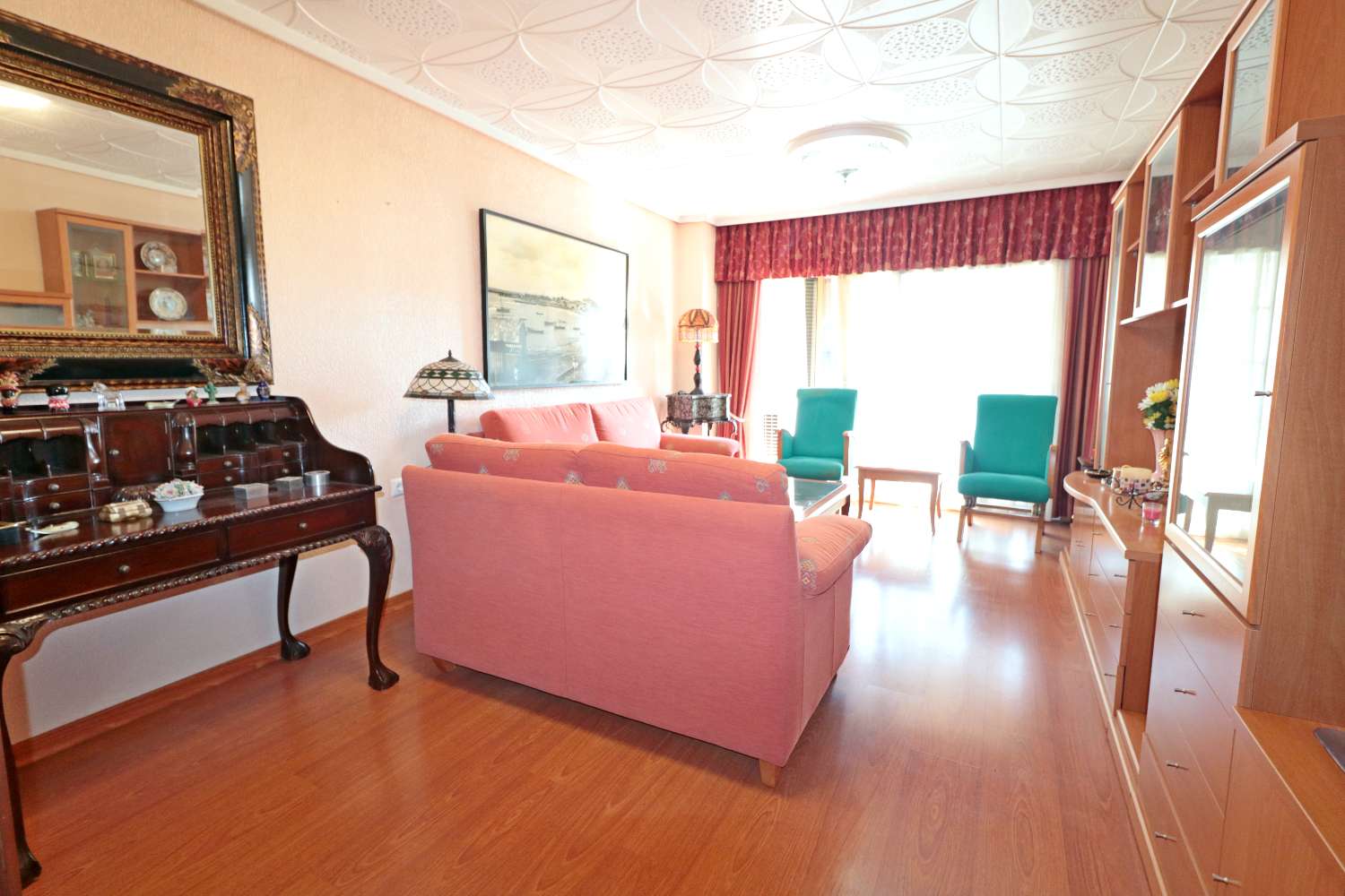 APARTAMENTO DE 3 DORMITORIOS JUNTO AL PUERTO DE TORREVIEJA, VISTAS LATERALES AL MAR Y EXCELENTE UBICACIÓN