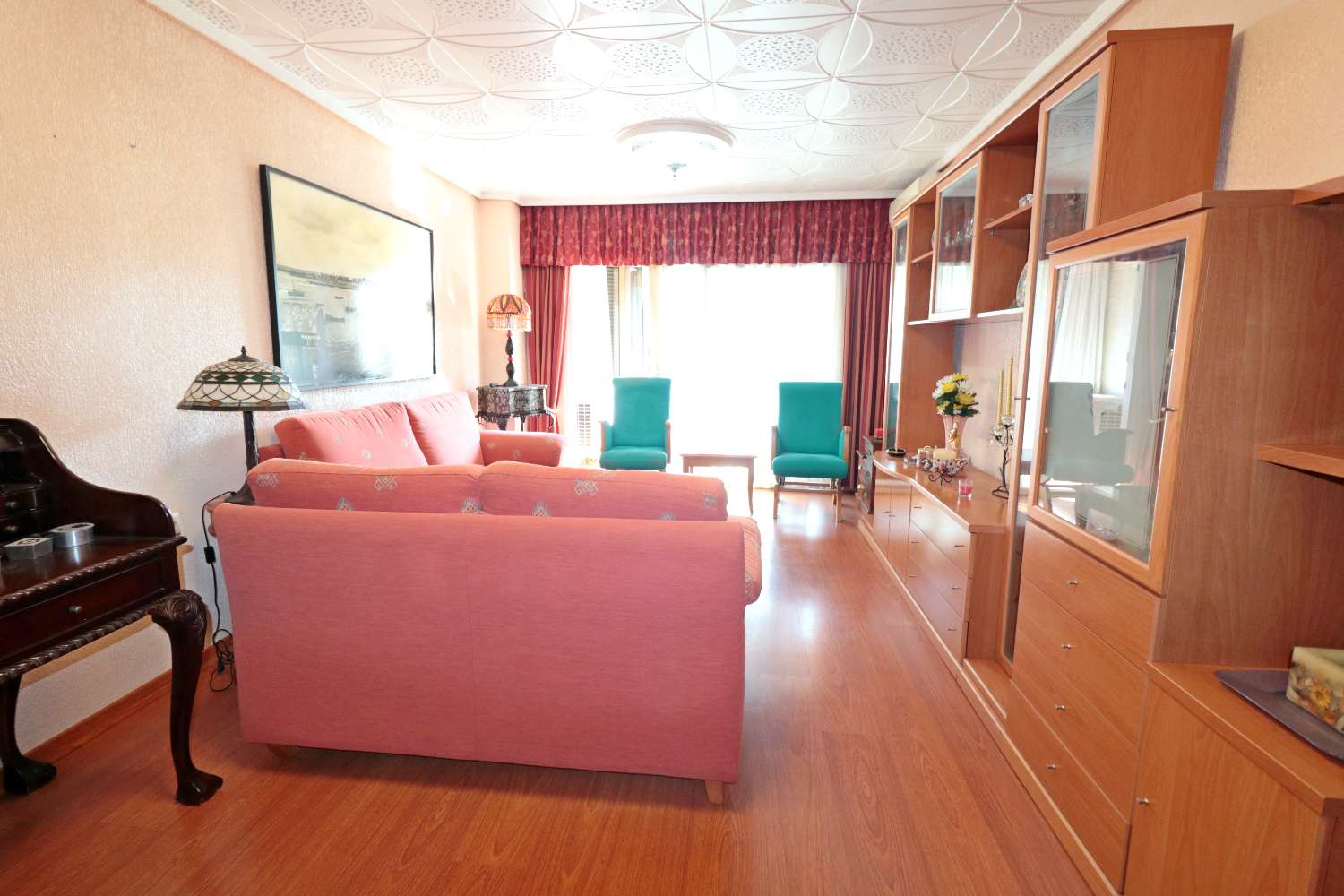 APARTAMENTO DE 3 DORMITORIOS JUNTO AL PUERTO DE TORREVIEJA, VISTAS LATERALES AL MAR Y EXCELENTE UBICACIÓN