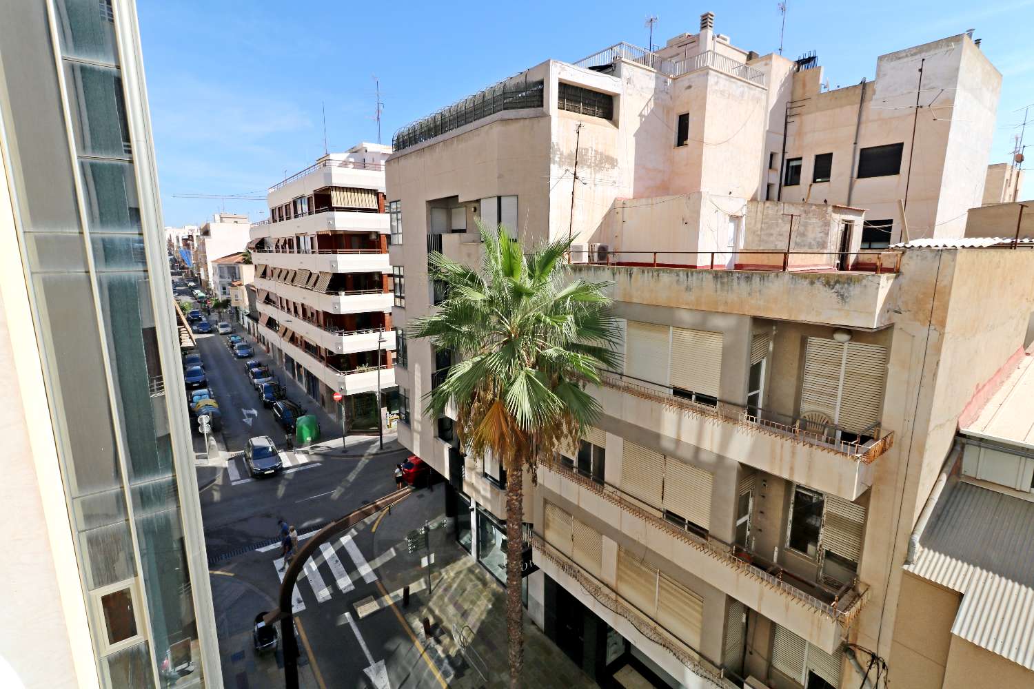 APARTAMENTO DE 3 DORMITORIOS JUNTO AL PUERTO DE TORREVIEJA, VISTAS LATERALES AL MAR Y EXCELENTE UBICACIÓN