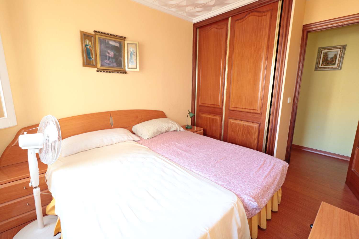 APARTAMENTO DE 3 DORMITORIOS JUNTO AL PUERTO DE TORREVIEJA, VISTAS LATERALES AL MAR Y EXCELENTE UBICACIÓN