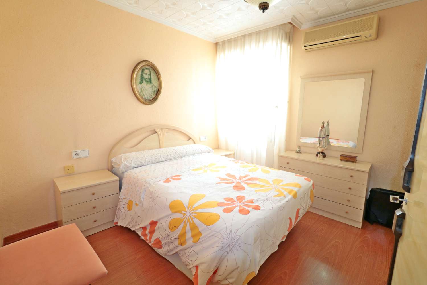 APARTAMENTO DE 3 DORMITORIOS JUNTO AL PUERTO DE TORREVIEJA, VISTAS LATERALES AL MAR Y EXCELENTE UBICACIÓN