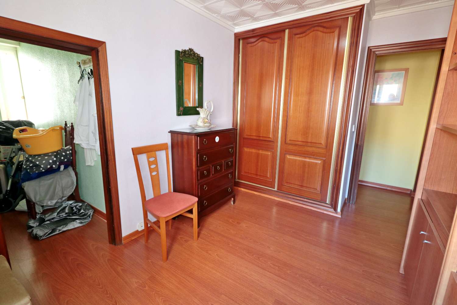 APARTAMENTO DE 3 DORMITORIOS JUNTO AL PUERTO DE TORREVIEJA, VISTAS LATERALES AL MAR Y EXCELENTE UBICACIÓN