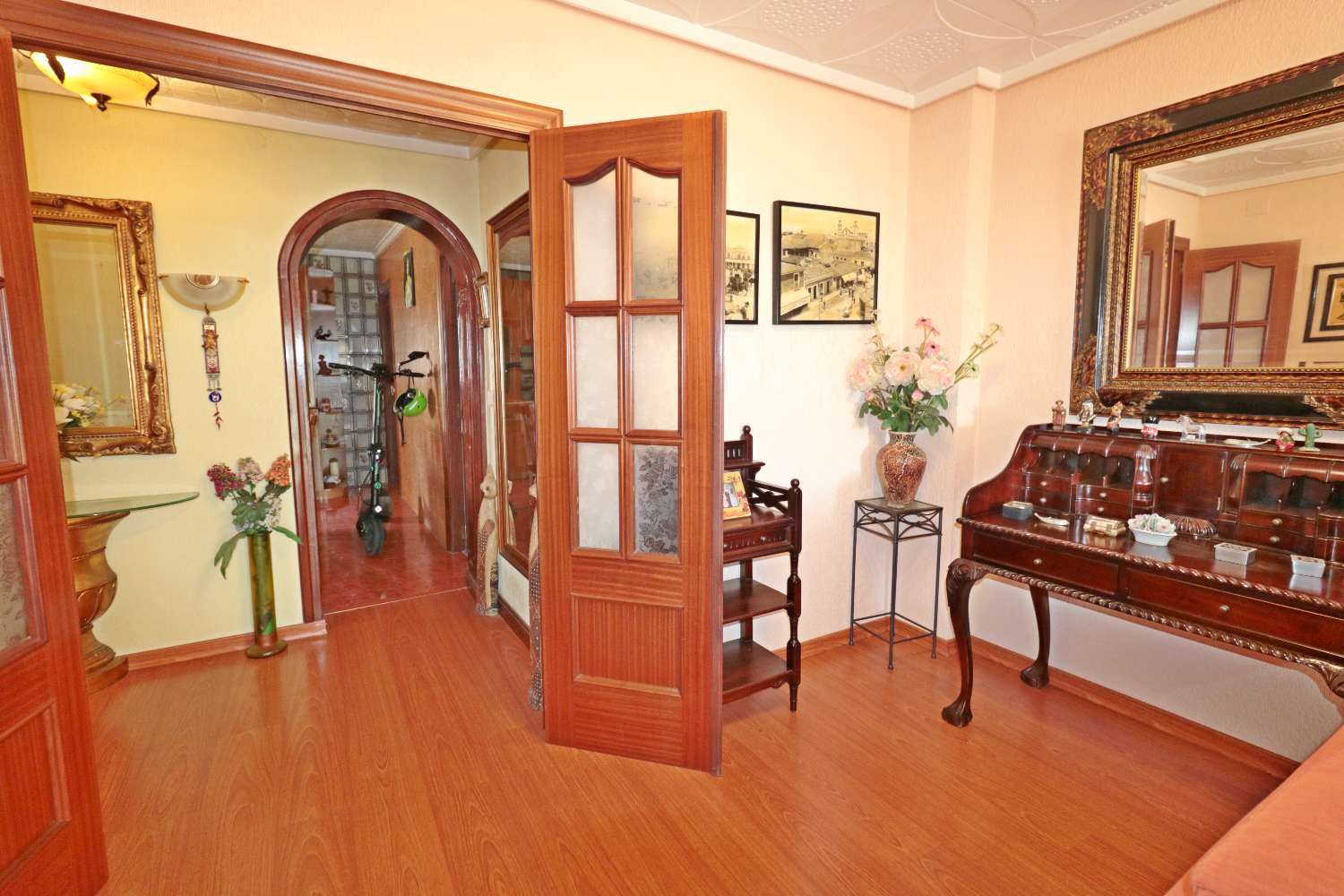 APARTAMENTO DE 3 DORMITORIOS JUNTO AL PUERTO DE TORREVIEJA, VISTAS LATERALES AL MAR Y EXCELENTE UBICACIÓN