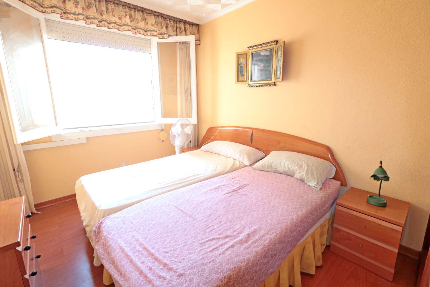 APARTAMENTO DE 3 DORMITORIOS JUNTO AL PUERTO DE TORREVIEJA, VISTAS LATERALES AL MAR Y EXCELENTE UBICACIÓN