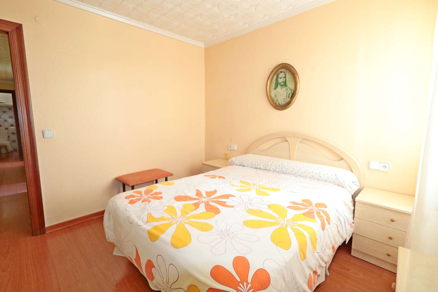 APARTAMENTO DE 3 DORMITORIOS JUNTO AL PUERTO DE TORREVIEJA, VISTAS LATERALES AL MAR Y EXCELENTE UBICACIÓN
