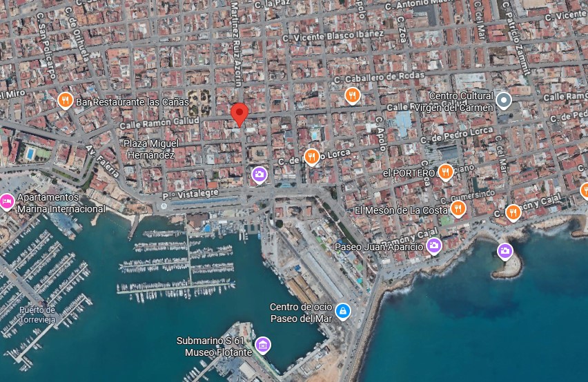 APARTAMENTO DE 3 DORMITORIOS JUNTO AL PUERTO DE TORREVIEJA, VISTAS LATERALES AL MAR Y EXCELENTE UBICACIÓN
