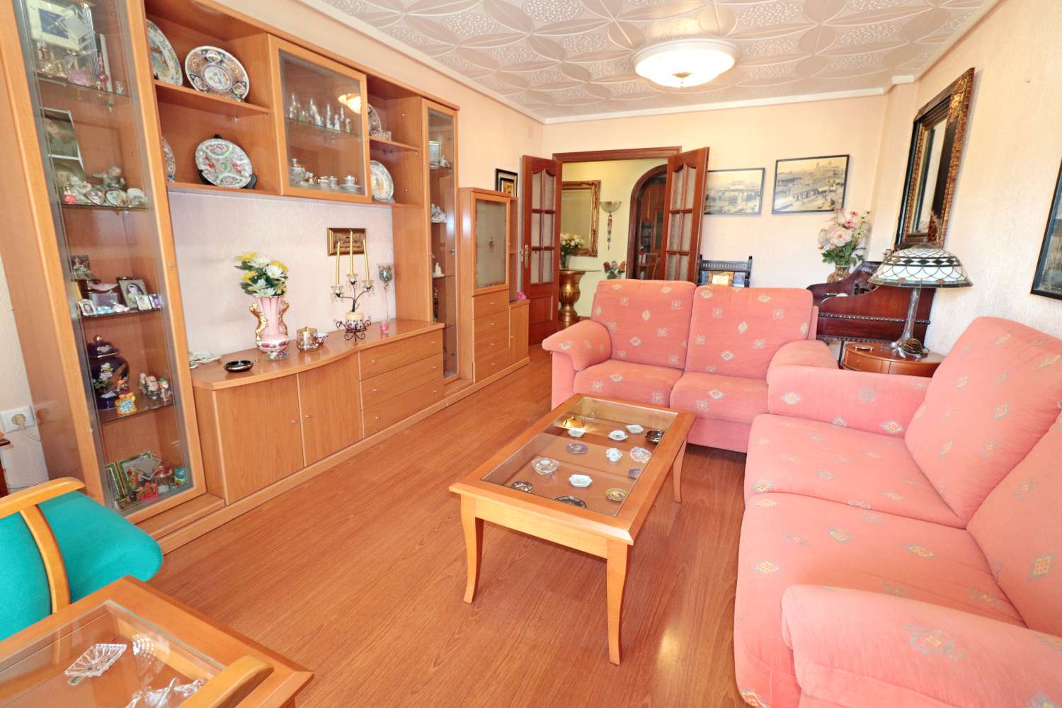 APARTAMENTO DE 3 DORMITORIOS JUNTO AL PUERTO DE TORREVIEJA, VISTAS LATERALES AL MAR Y EXCELENTE UBICACIÓN