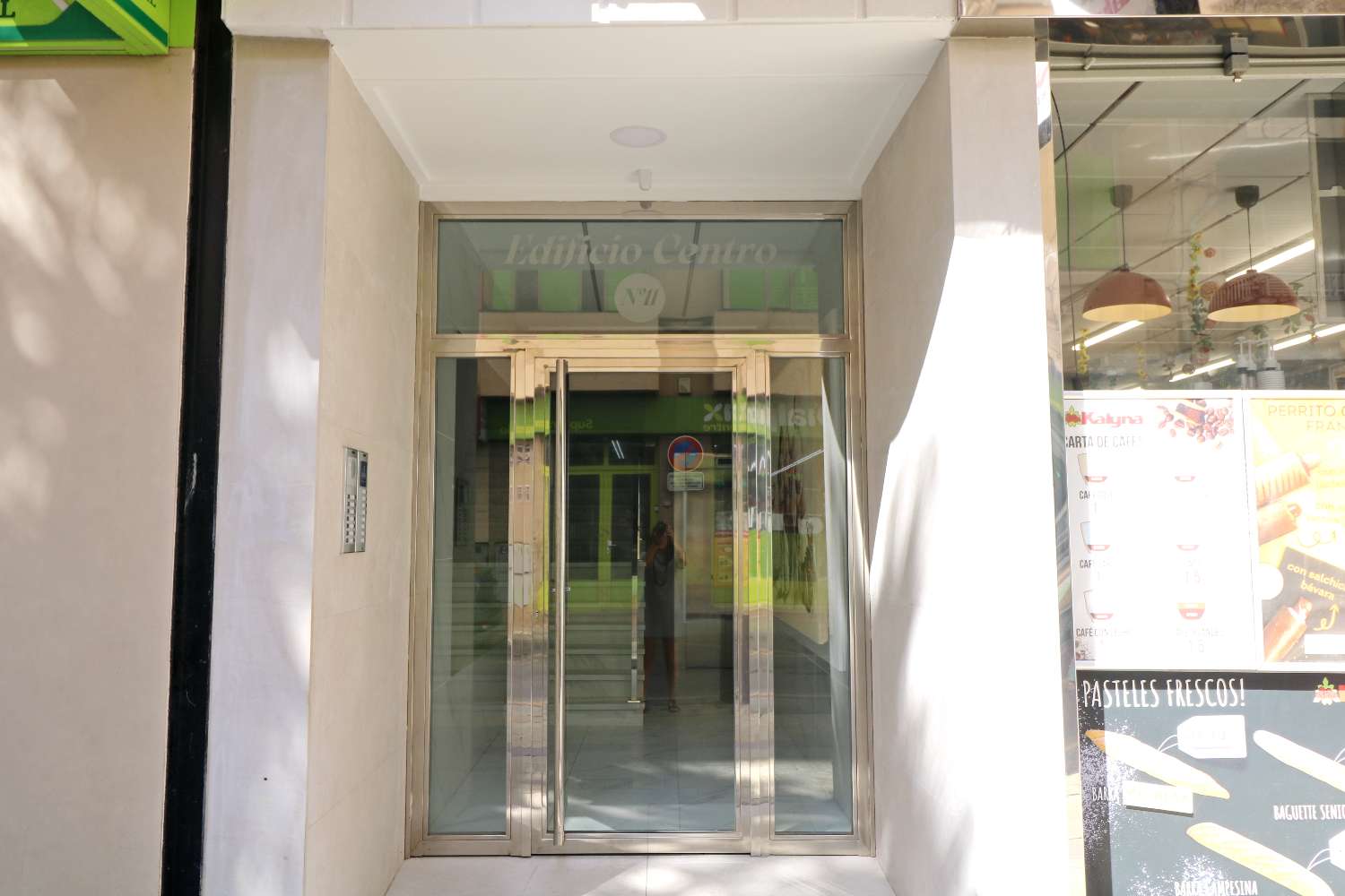 APARTAMENTO DE 3 DORMITORIOS JUNTO AL PUERTO DE TORREVIEJA, VISTAS LATERALES AL MAR Y EXCELENTE UBICACIÓN