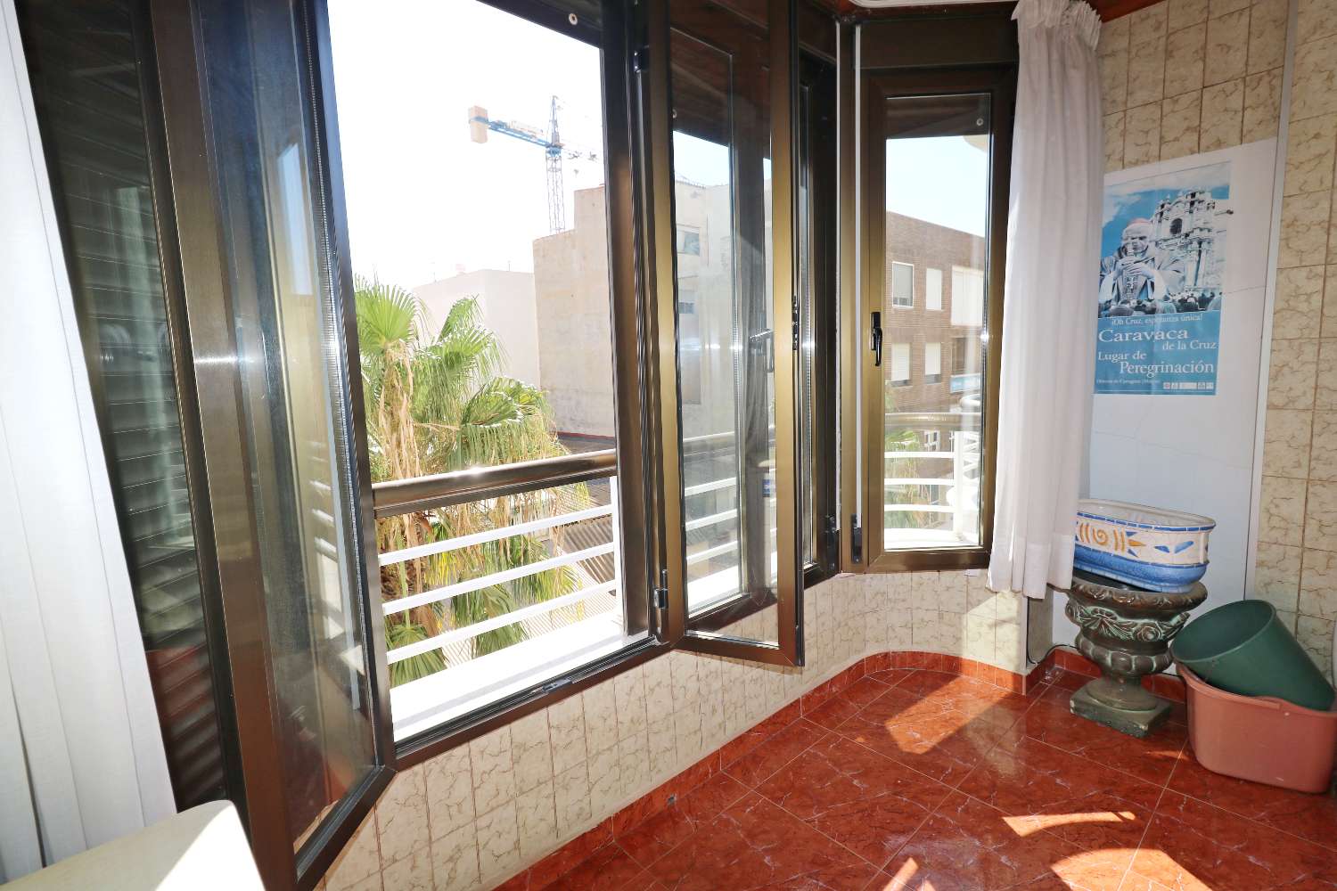 APARTAMENTO DE 3 DORMITORIOS JUNTO AL PUERTO DE TORREVIEJA, VISTAS LATERALES AL MAR Y EXCELENTE UBICACIÓN