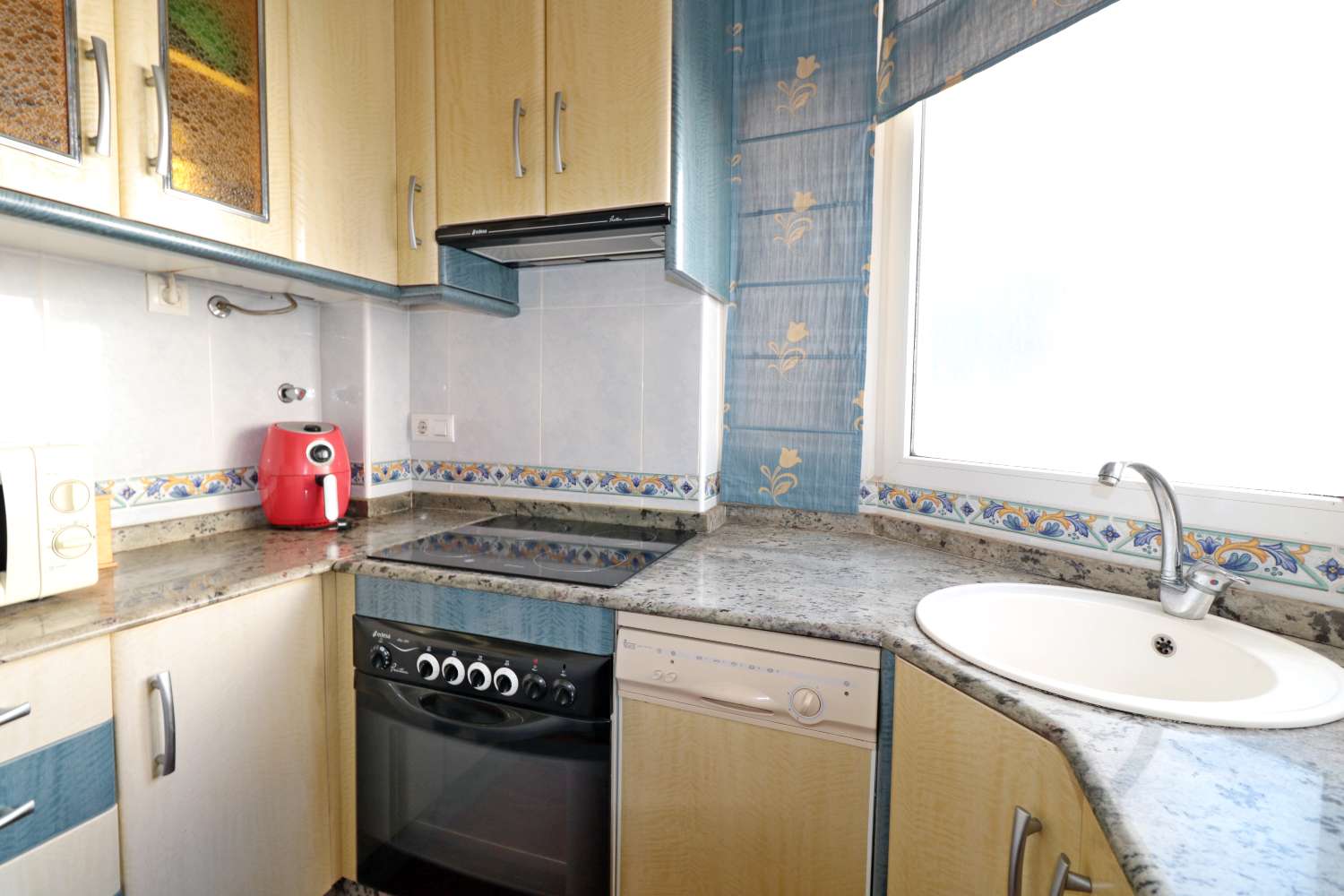 APARTAMENTO DE 3 DORMITORIOS JUNTO AL PUERTO DE TORREVIEJA, VISTAS LATERALES AL MAR Y EXCELENTE UBICACIÓN