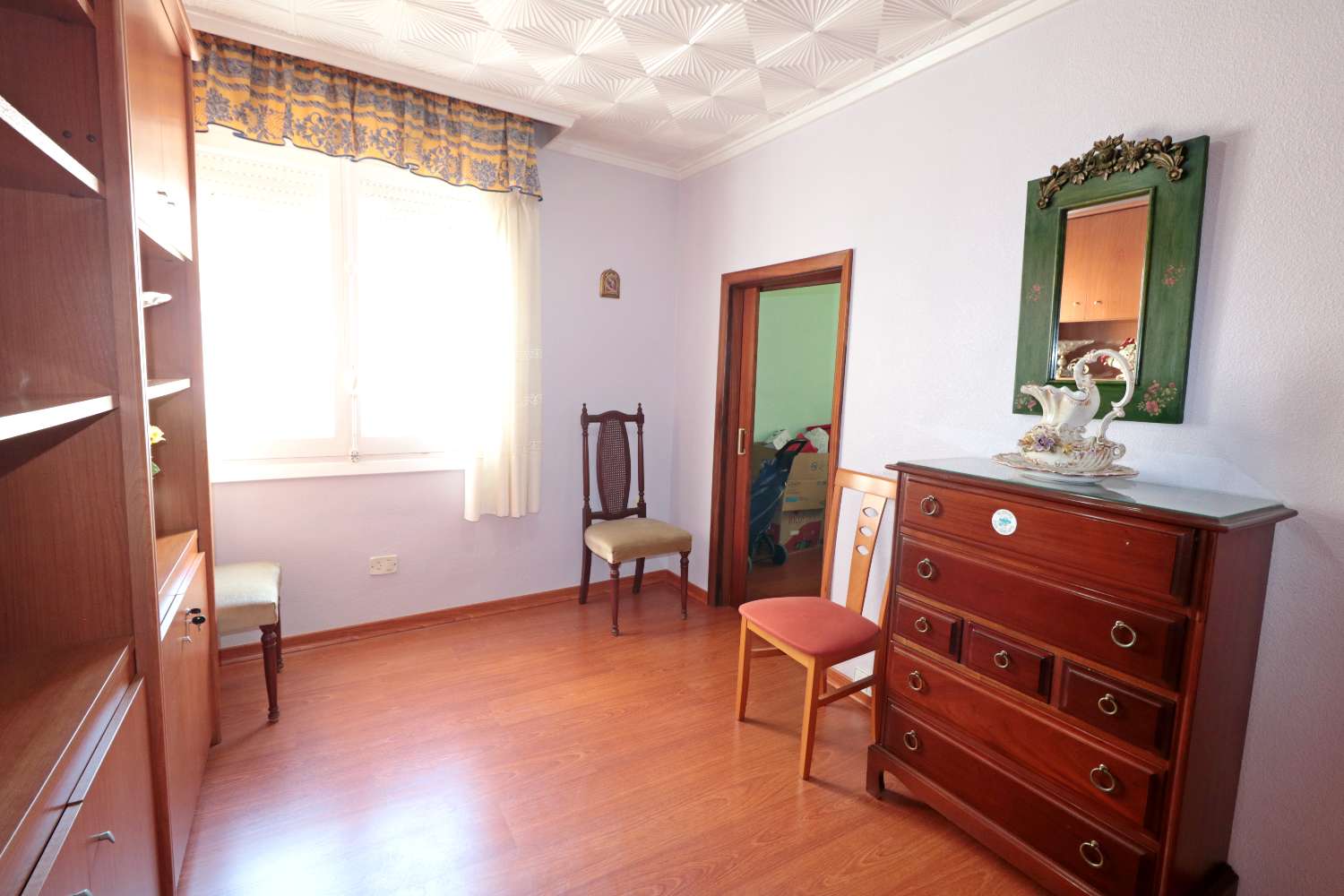 APARTAMENTO DE 3 DORMITORIOS JUNTO AL PUERTO DE TORREVIEJA, VISTAS LATERALES AL MAR Y EXCELENTE UBICACIÓN