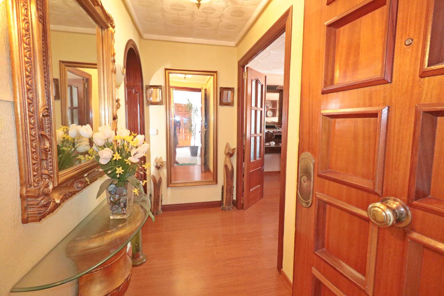 APARTAMENTO DE 3 DORMITORIOS JUNTO AL PUERTO DE TORREVIEJA, VISTAS LATERALES AL MAR Y EXCELENTE UBICACIÓN