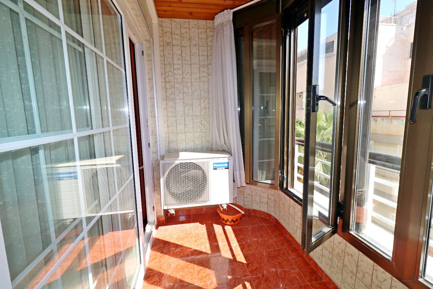 APARTAMENTO DE 3 DORMITORIOS JUNTO AL PUERTO DE TORREVIEJA, VISTAS LATERALES AL MAR Y EXCELENTE UBICACIÓN