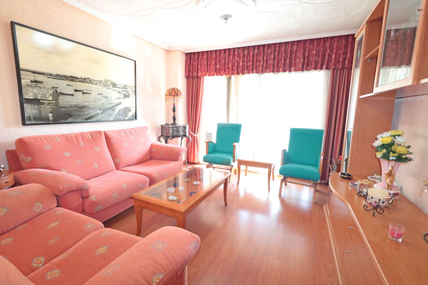 APARTAMENTO DE 3 DORMITORIOS JUNTO AL PUERTO DE TORREVIEJA, VISTAS LATERALES AL MAR Y EXCELENTE UBICACIÓN
