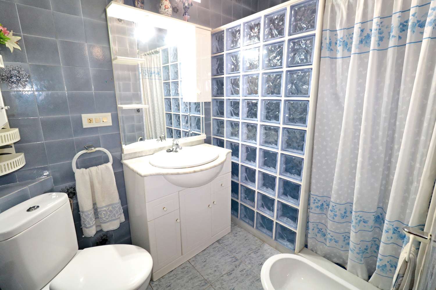 APARTAMENTO DE 3 DORMITORIOS JUNTO AL PUERTO DE TORREVIEJA, VISTAS LATERALES AL MAR Y EXCELENTE UBICACIÓN