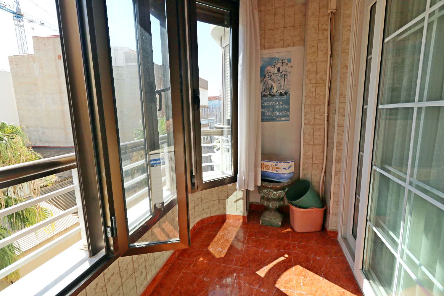 APARTAMENTO DE 3 DORMITORIOS JUNTO AL PUERTO DE TORREVIEJA, VISTAS LATERALES AL MAR Y EXCELENTE UBICACIÓN