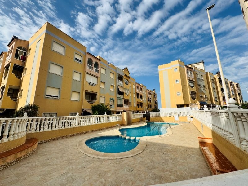 APARTAMENTO IMPECABLE A 200 METROS DE LA PLAYA EN LA MATA CON AMPLIO TRASTERO