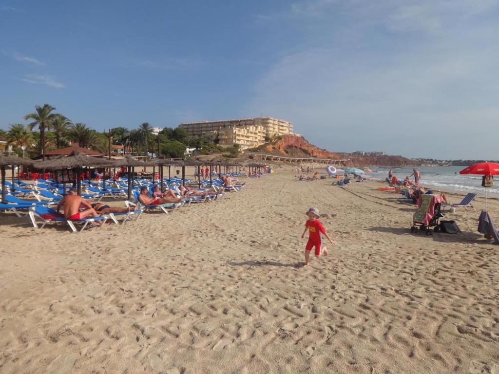 KOLMEN MAKUUHUONEEN ASUNTO TURISTILUPALLA, AUTOTALLI JA UIMA-ALLAS CAMPOAMORISSA