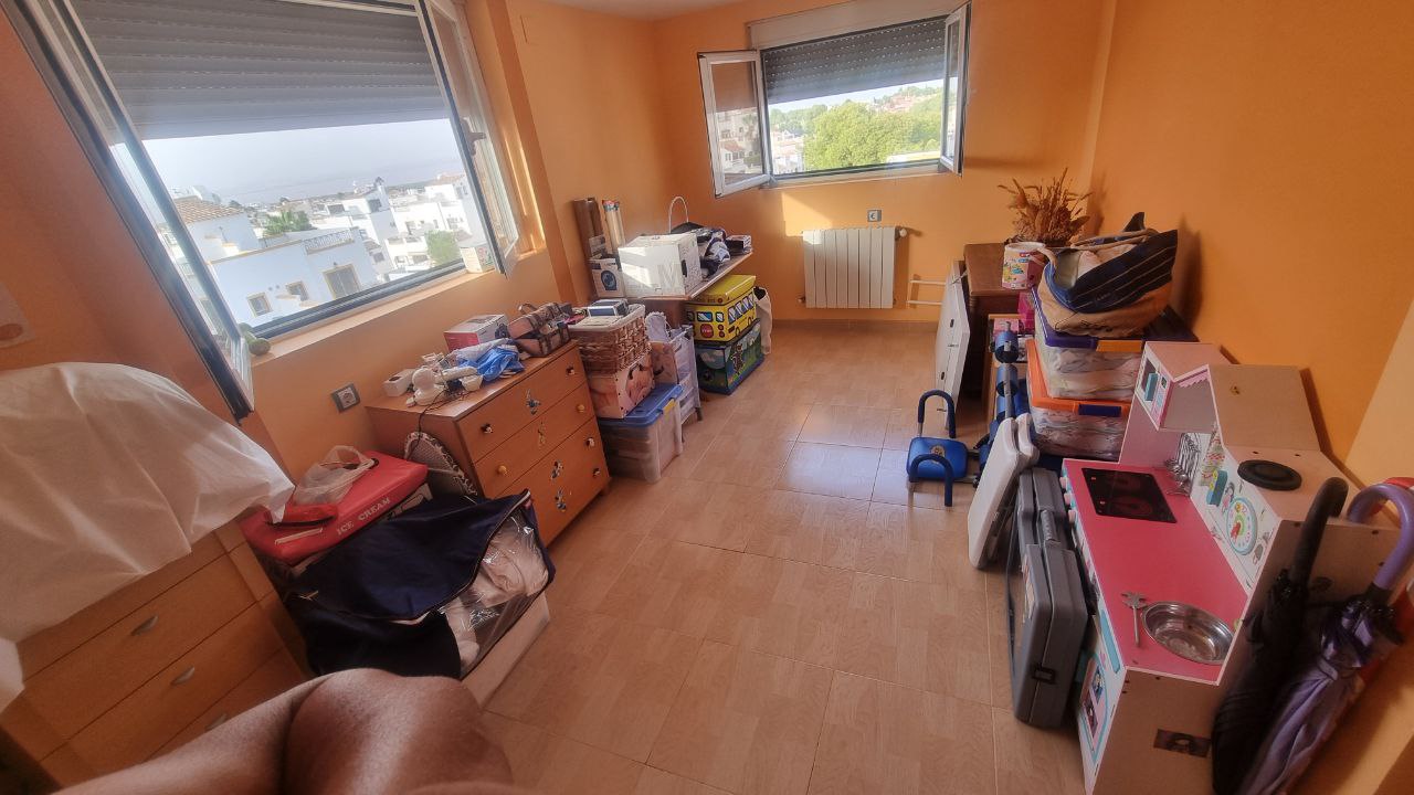 KUUDEN MAKUUHUONEEN PARITALO AUTOTALLILLA, VARASTOTILOILLA JA UIMA-ALTAILLA ORIHUELA COSTASSA