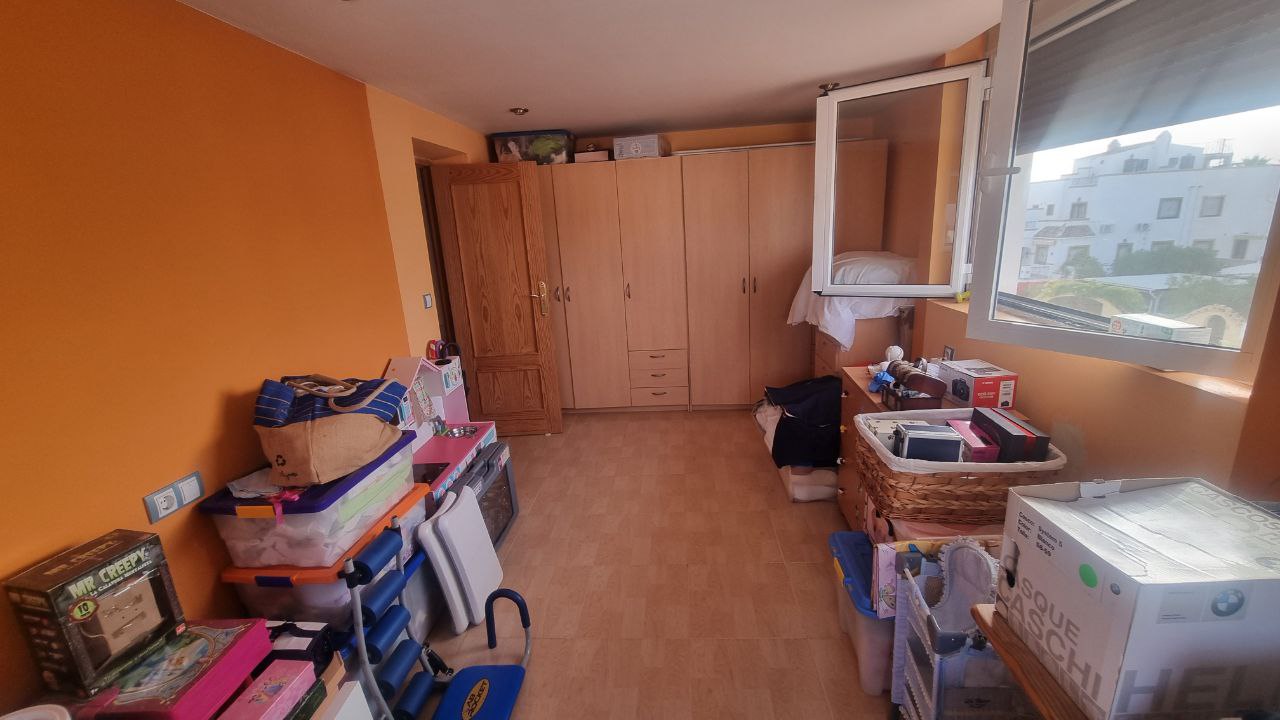 KUUDEN MAKUUHUONEEN PARITALO AUTOTALLILLA, VARASTOTILOILLA JA UIMA-ALTAILLA ORIHUELA COSTASSA
