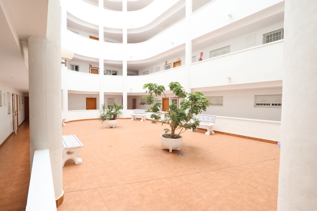 4. KERROKSEN ASUNTO, JOSSA ON 2 MAKUUHUONETTA, HISSI JA UIMA-ALLAS PARQUE DE LAS NATIONSISSA
